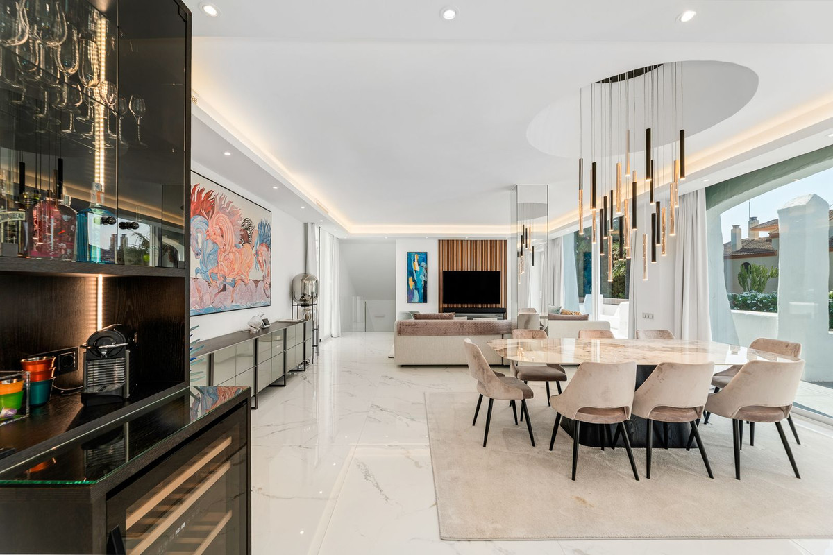 4 Bedroom Apartment for Sale in Puerto Banús — 4