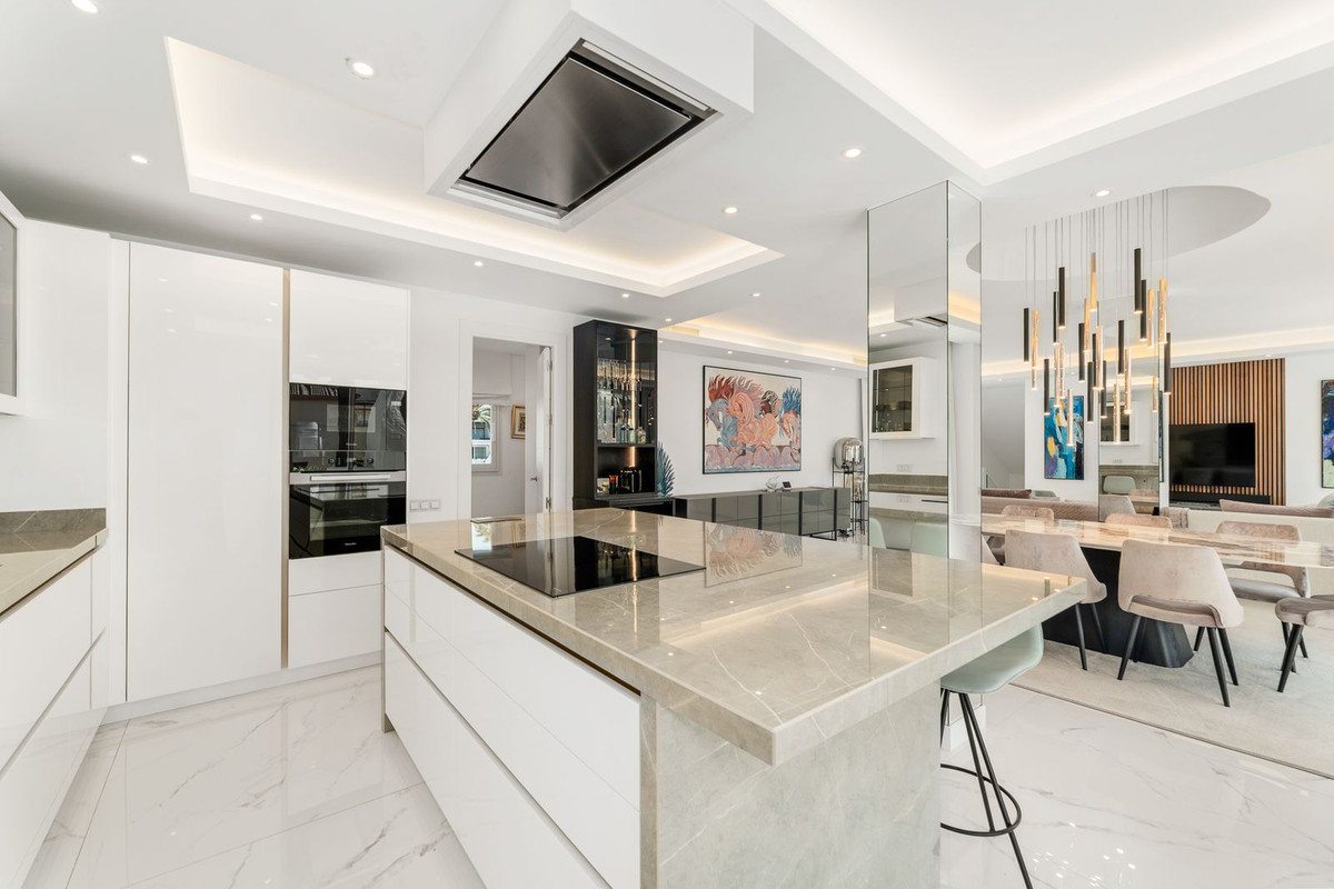 4 Bedroom Apartment for Sale in Puerto Banús — 6