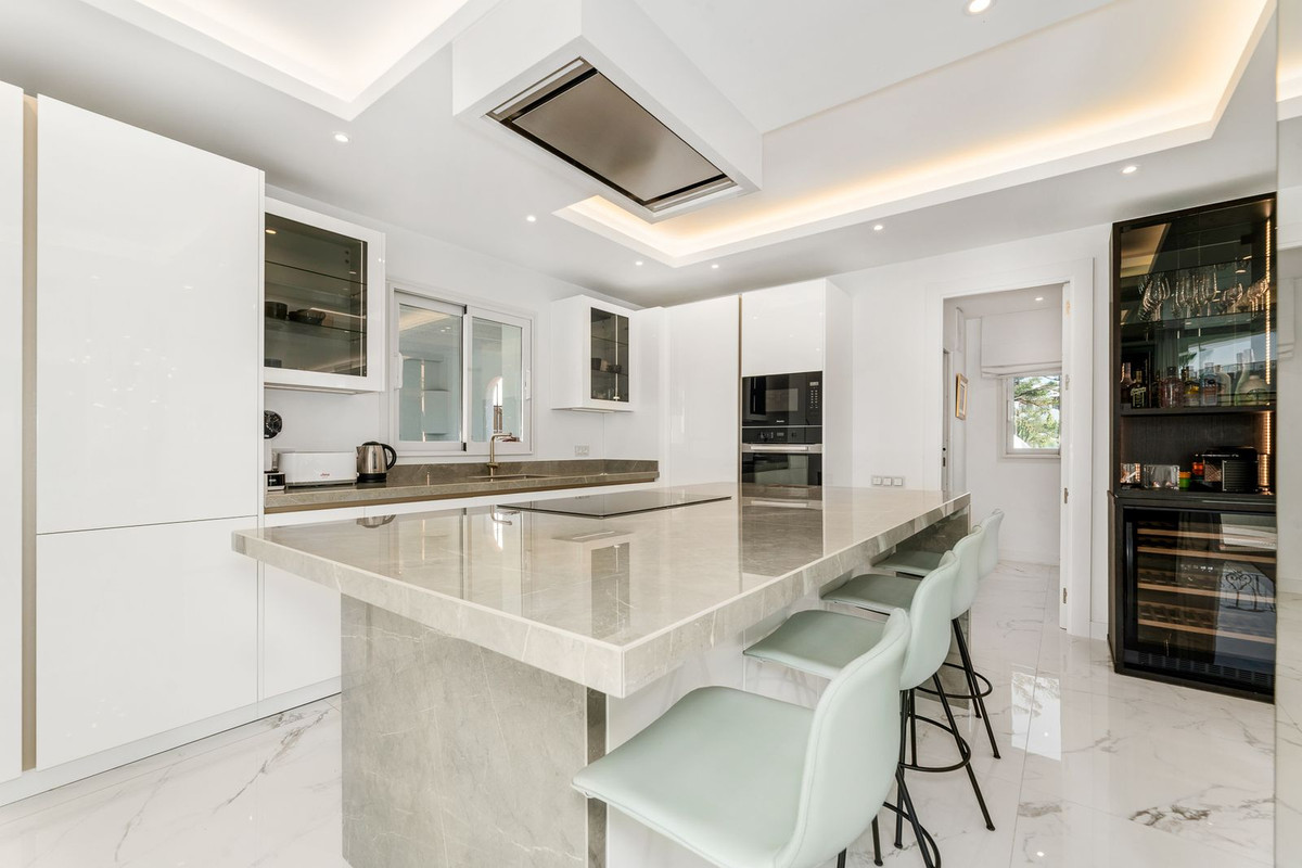 4 Bedroom Apartment for Sale in Puerto Banús — 7