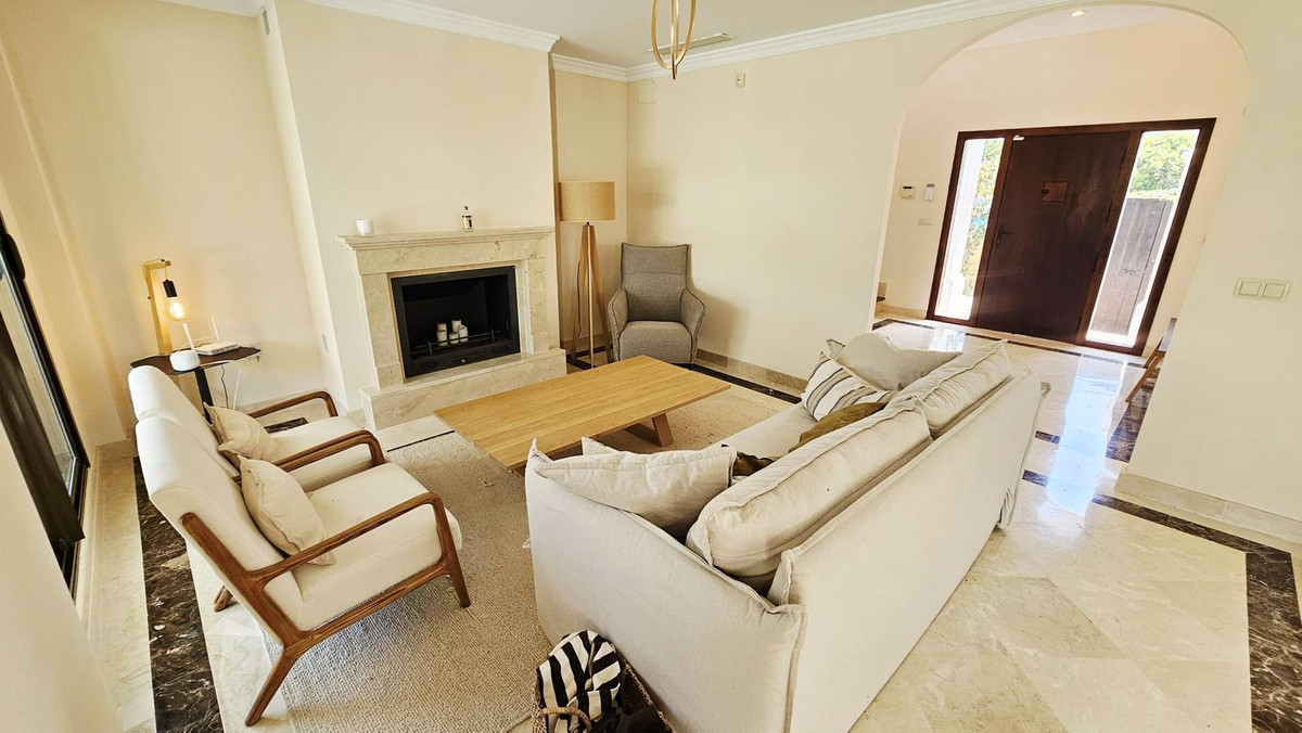 3 Bedroom Villa for Sale in Estepona — 7
