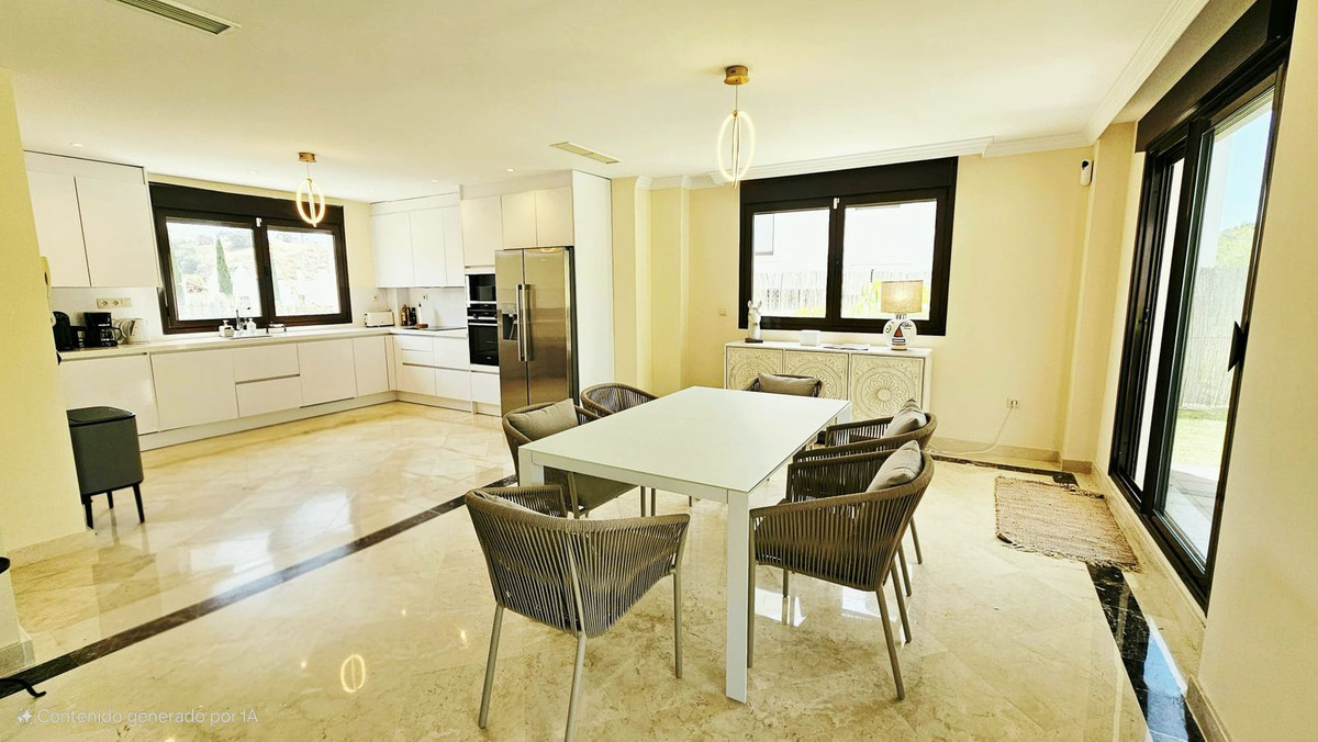 3 Bedroom Villa for Sale in Estepona — 8