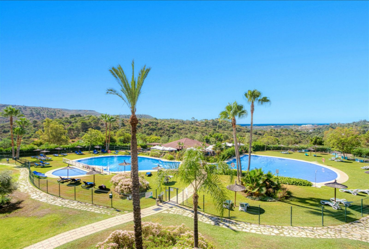 3 Bedroom Apartment for Sale in Benahavís — 2