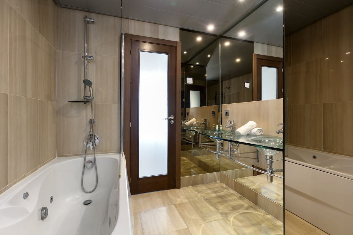 3 Bedroom Apartment for Sale in Estepona — 9