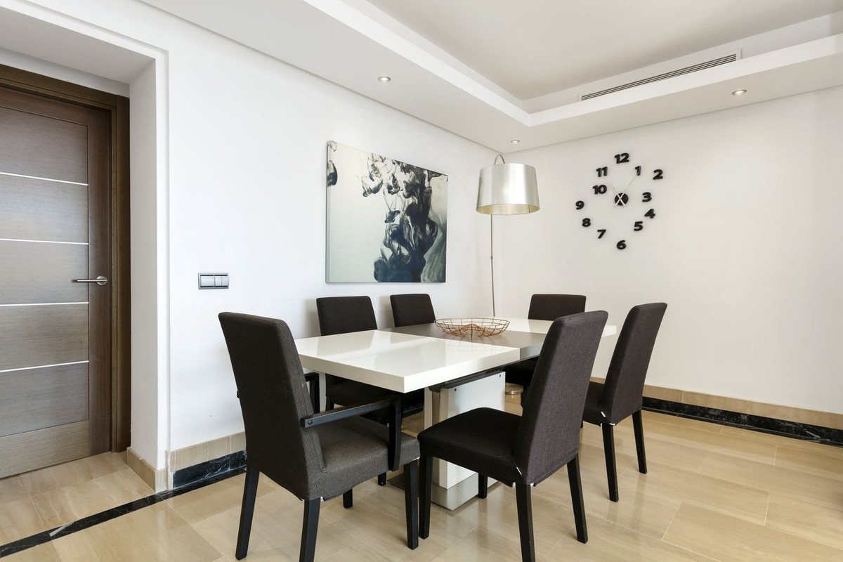 3 Bedroom Apartment for Sale in Estepona — view 10
