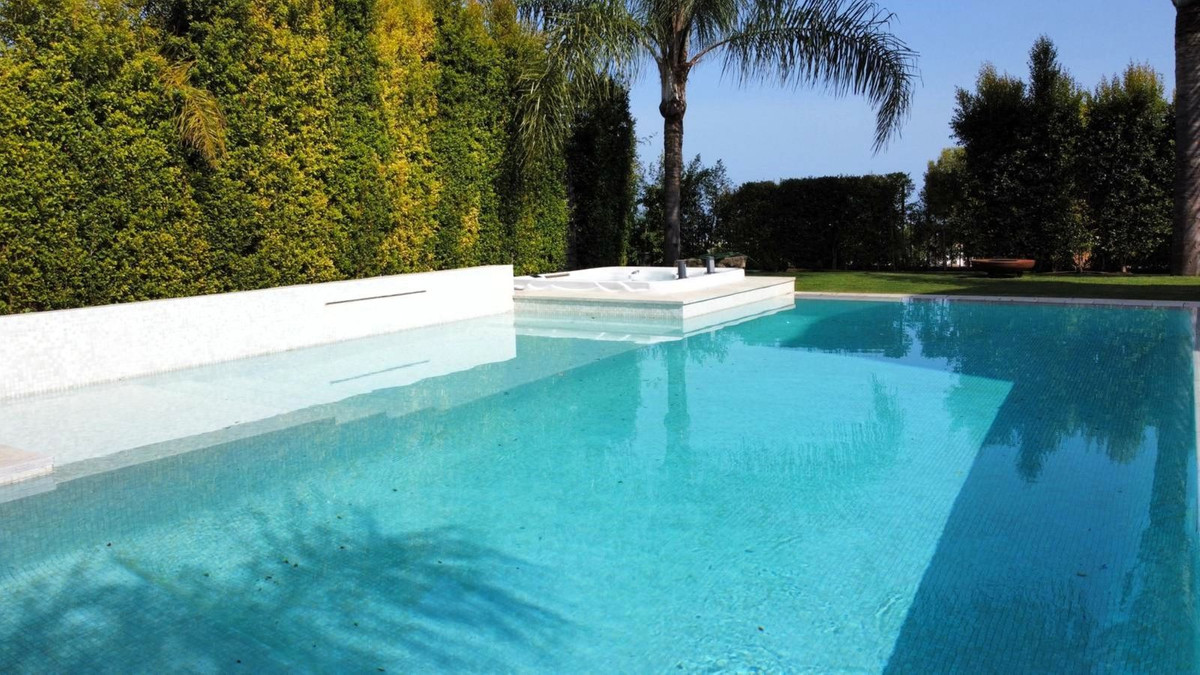 6 Bedroom Villa for Sale in Marbella — view 10