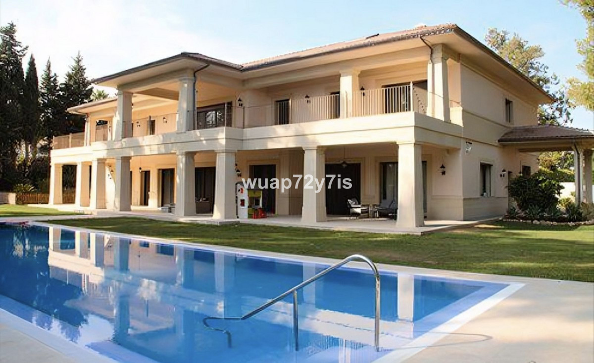 6 Bedroom Villa for Sale in Guadalmina Baja