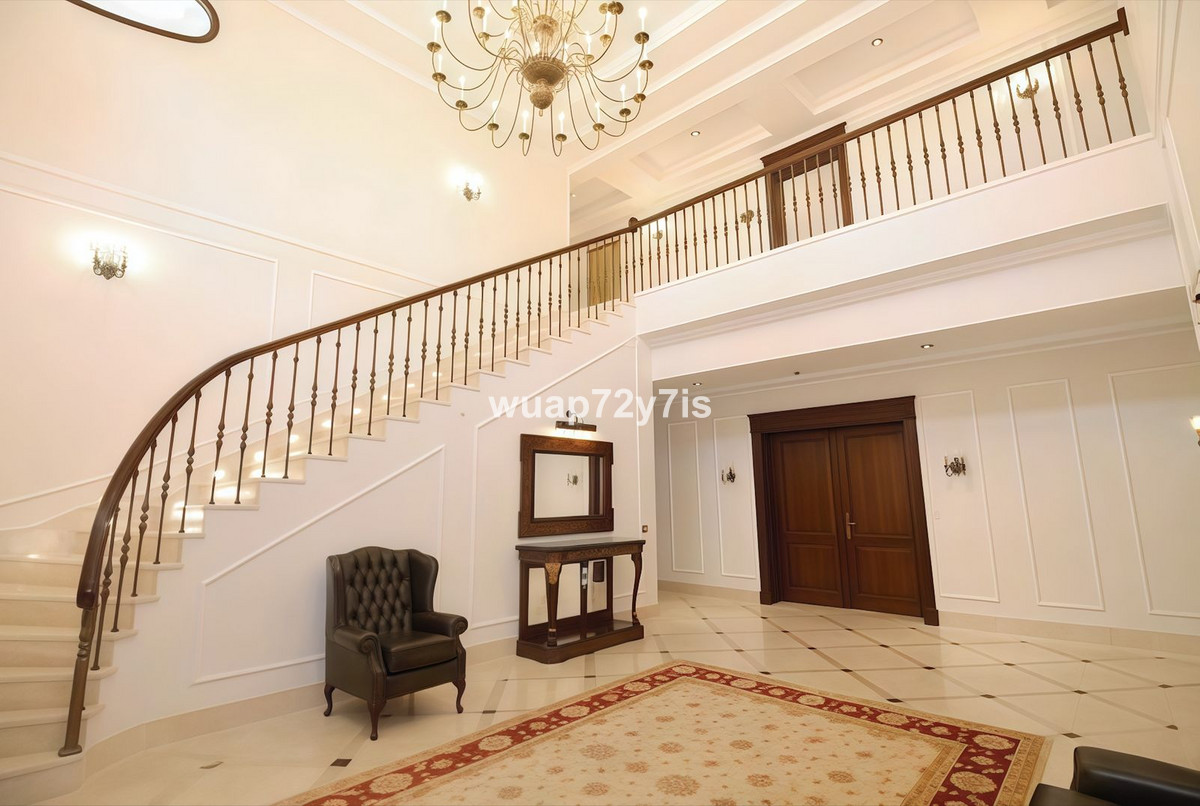6 Bedroom Villa for Sale in Guadalmina Baja — 2
