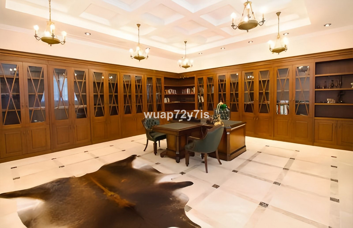 6 Bedroom Villa for Sale in Guadalmina Baja — 3