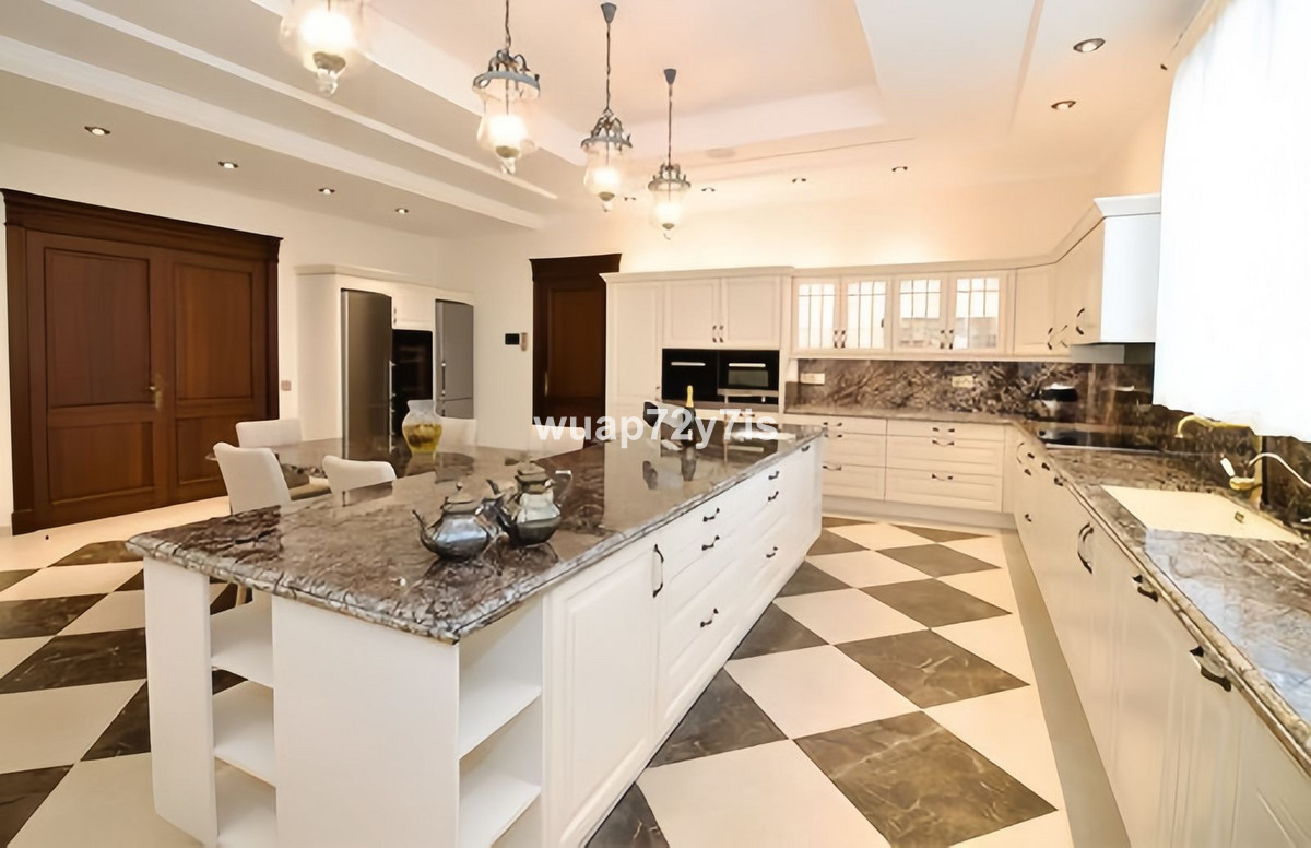 6 Bedroom Villa for Sale in Guadalmina Baja — 4