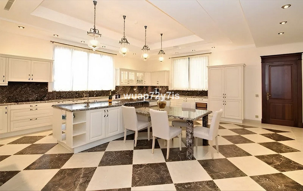 6 Bedroom Villa for Sale in Guadalmina Baja — 5