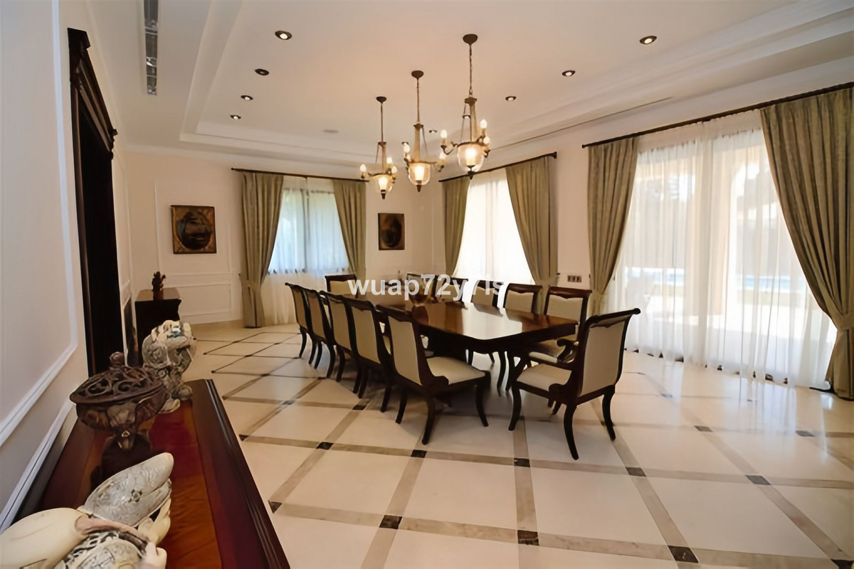 6 Bedroom Villa for Sale in Guadalmina Baja — 6