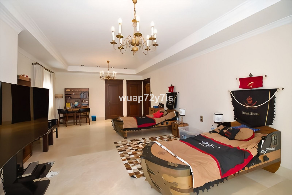 6 Bedroom Villa for Sale in Guadalmina Baja — 8