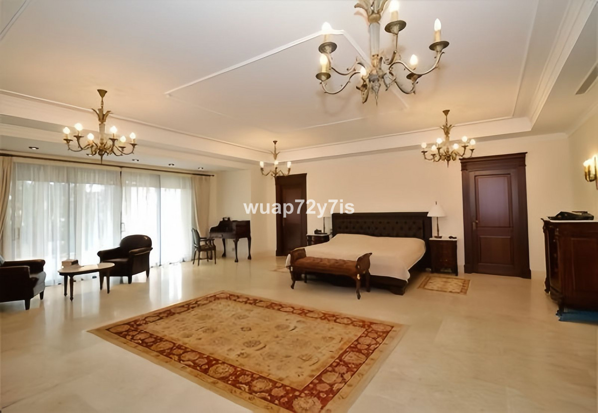 6 Bedroom Villa for Sale in Guadalmina Baja — 9