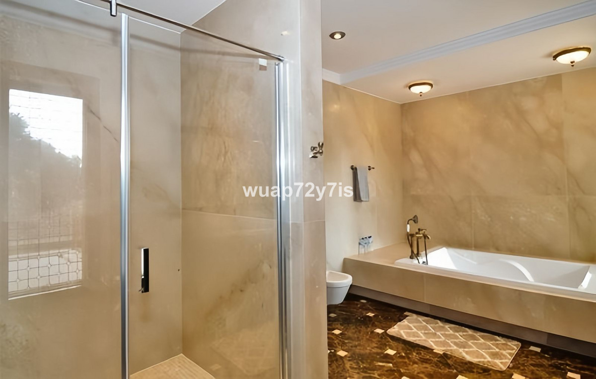 6 Bedroom Villa for Sale in Guadalmina Baja — view 10