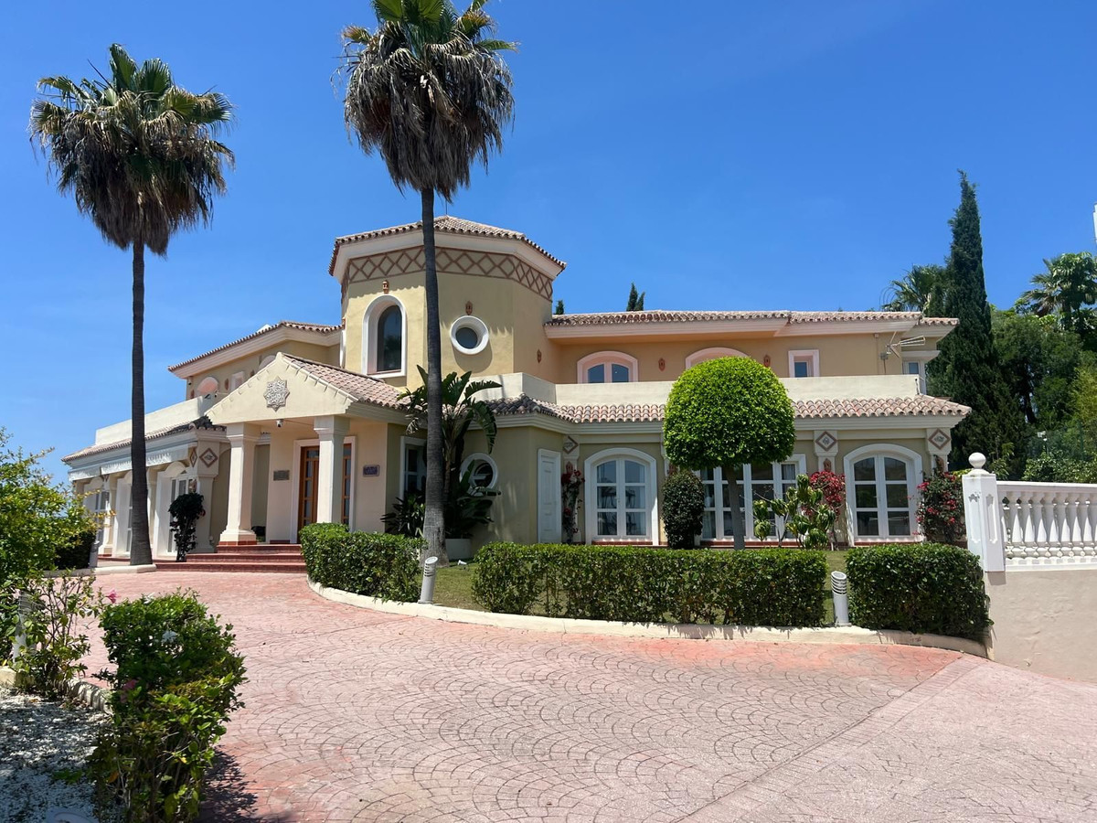 5 Bedroom Villa for Sale in Selwo — 5