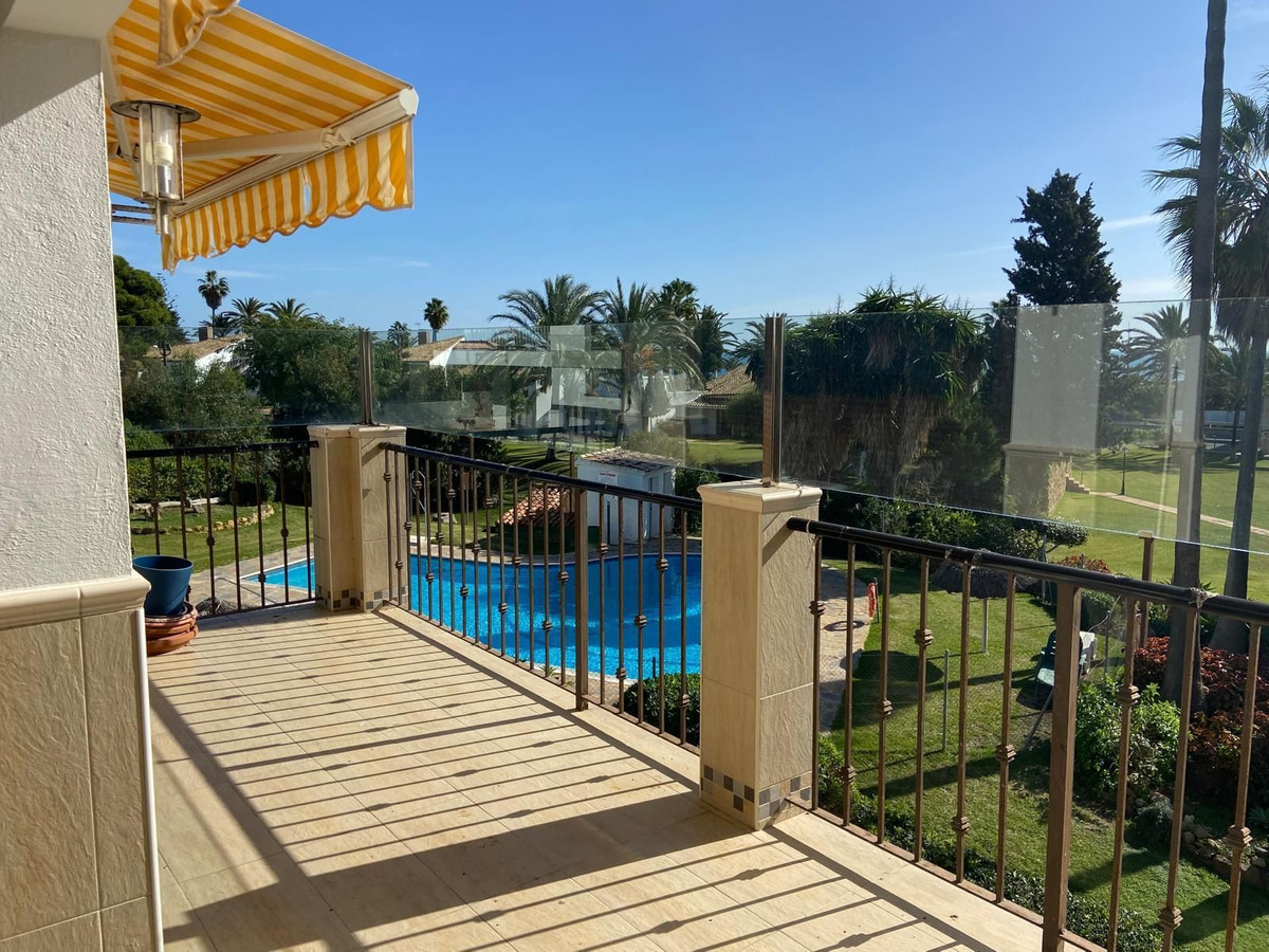 4 Bedroom Apartment for Sale in Estepona — 2