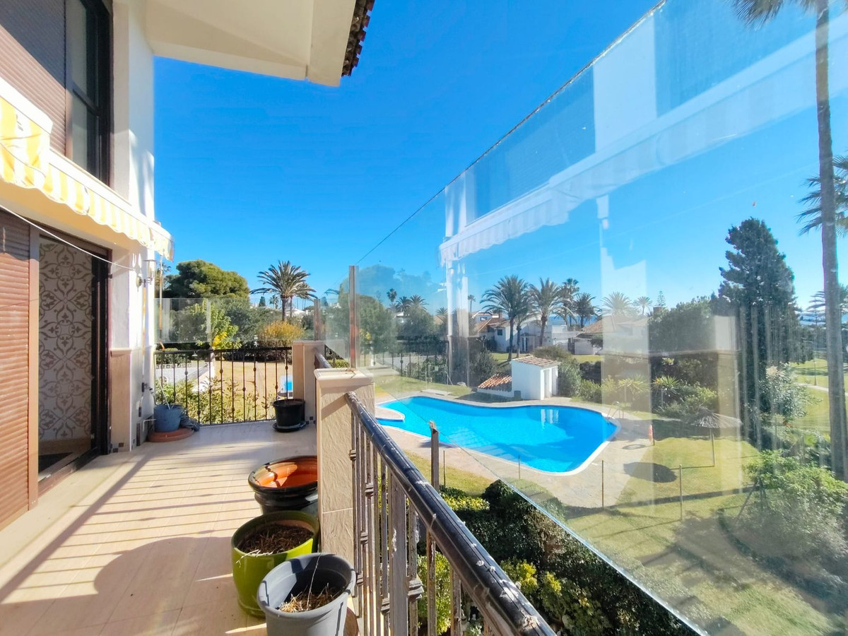 4 Bedroom Apartment for Sale in Estepona — 4