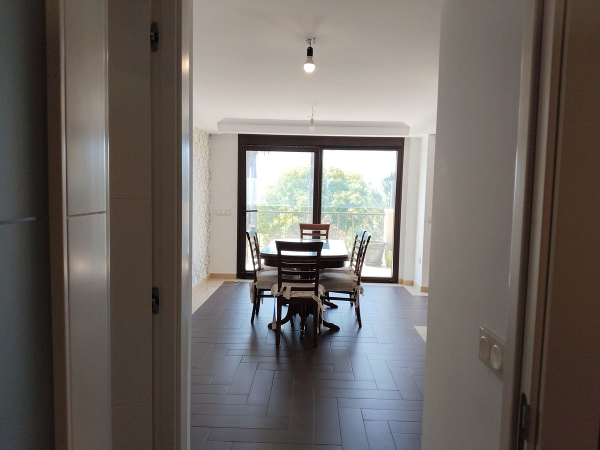 4 Bedroom Apartment for Sale in Estepona — view 10
