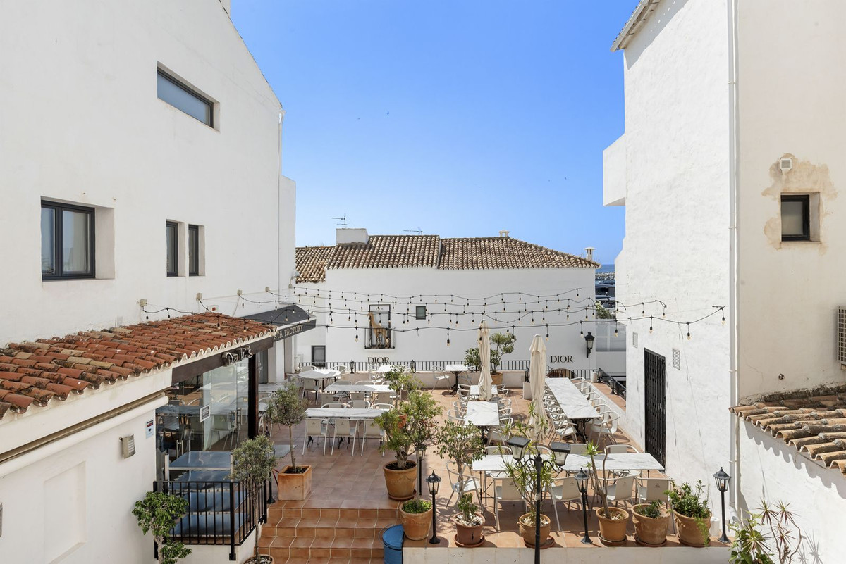 2 Bedroom Apartment for Sale in Puerto Banús — 3