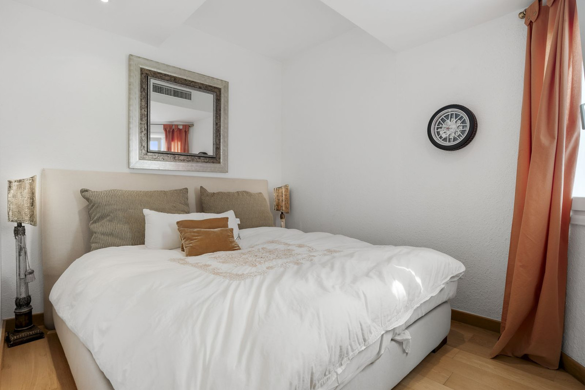 2 Bedroom Apartment for Sale in Puerto Banús — view 10