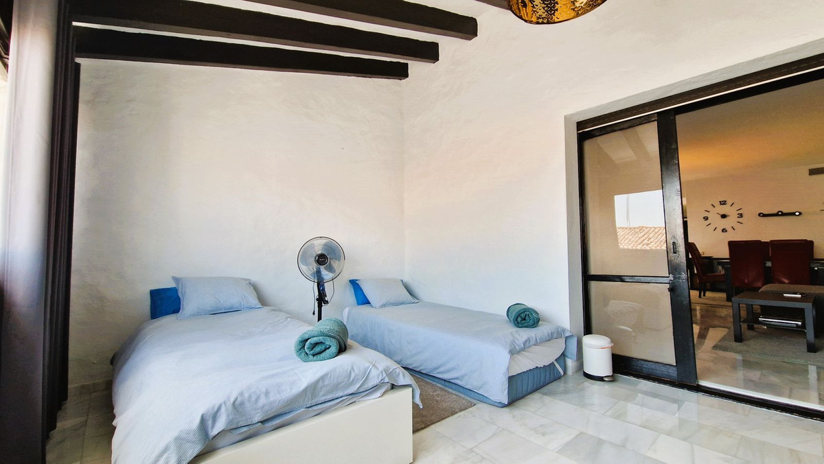 2 Bedroom Apartment for Sale in Puerto Banús — 7