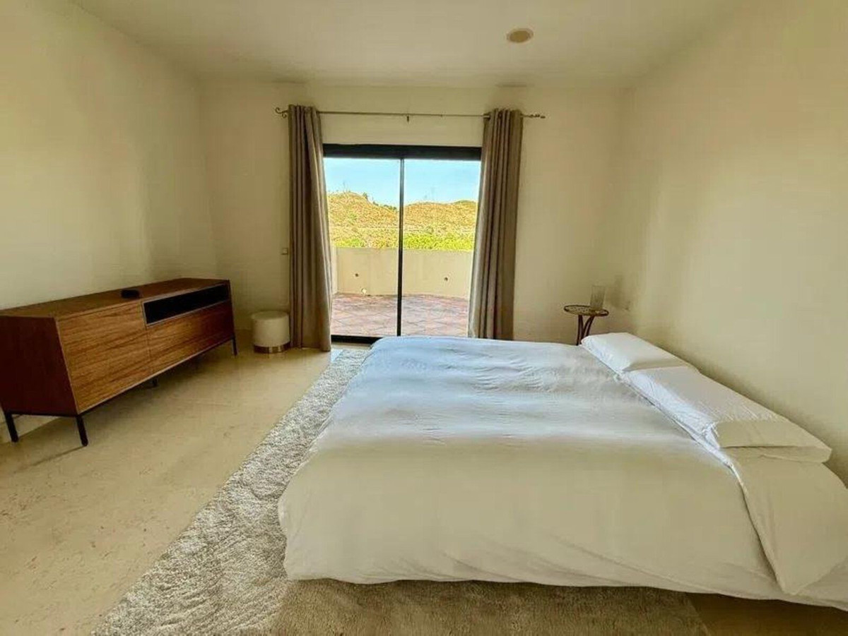 3 Bedroom Apartment for Sale in Benahavís — view 10