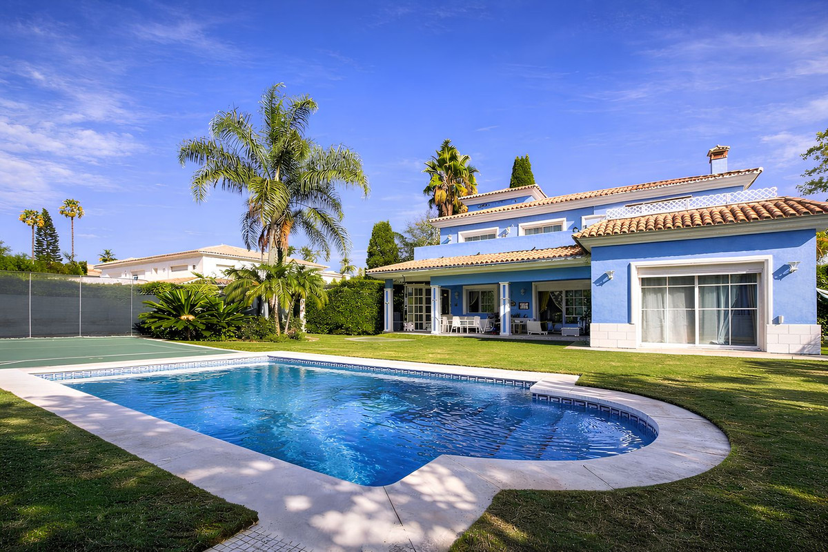 5 Bedroom Villa for Sale in Guadalmina Baja