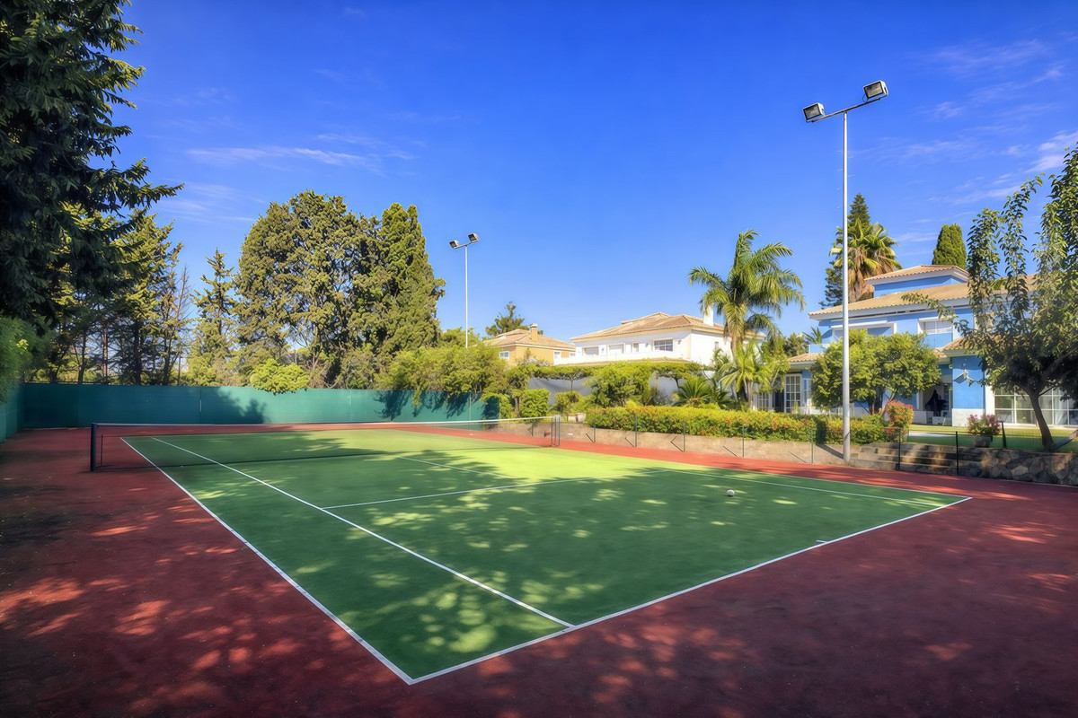 5 Bedroom Villa for Sale in Guadalmina Baja — 2