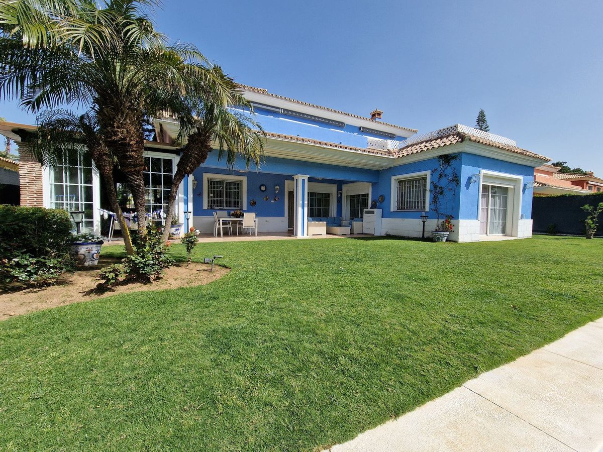 5 Bedroom Villa for Sale in Guadalmina Baja — 3