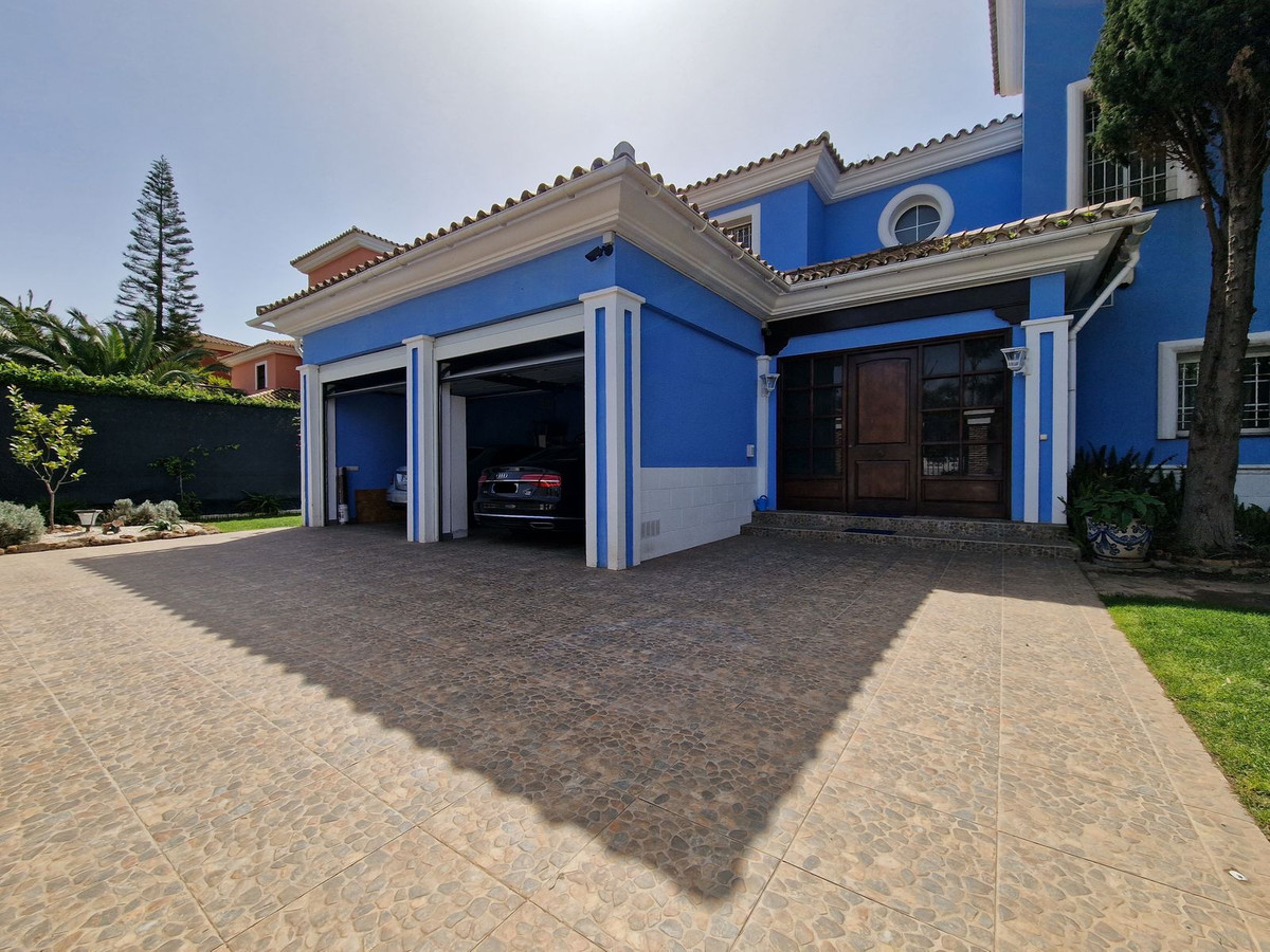 5 Bedroom Villa for Sale in Guadalmina Baja — 4