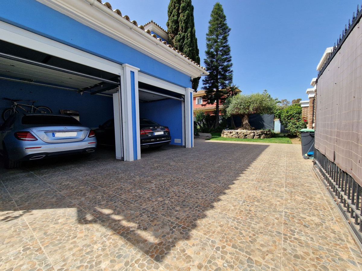 5 Bedroom Villa for Sale in Guadalmina Baja — 5