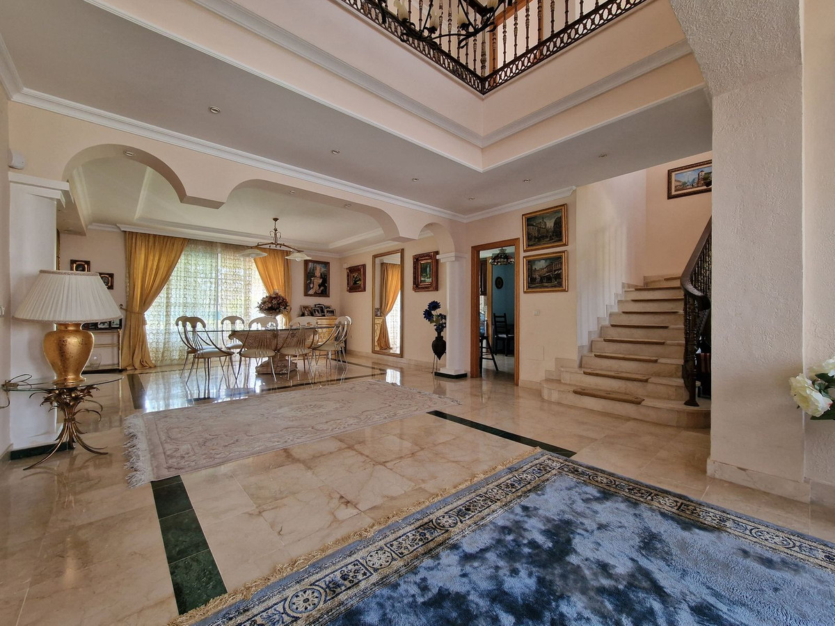 5 Bedroom Villa for Sale in Guadalmina Baja — 8