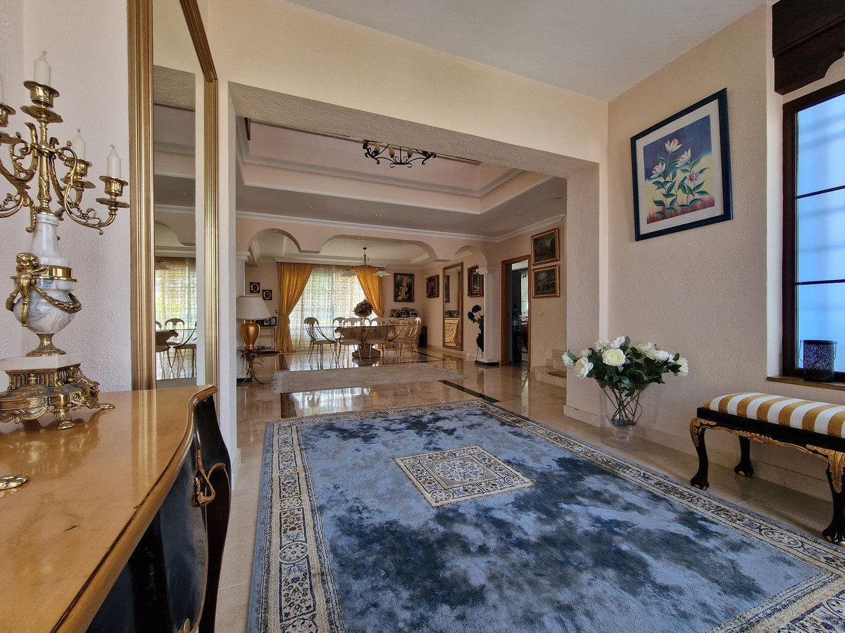 5 Bedroom Villa for Sale in Guadalmina Baja — 9