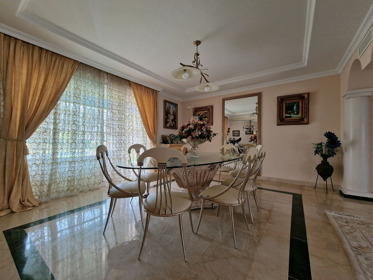 5 Bedroom Villa for Sale in Guadalmina Baja — view 10