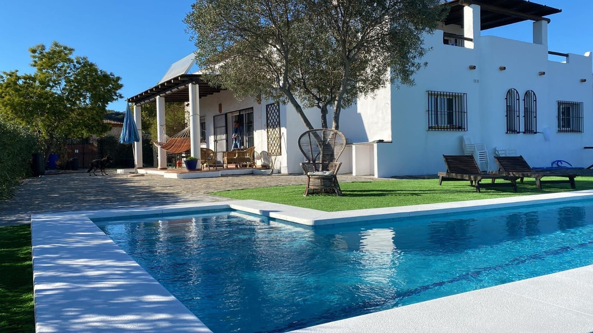 4 Bedroom Villa for Sale in Estepona