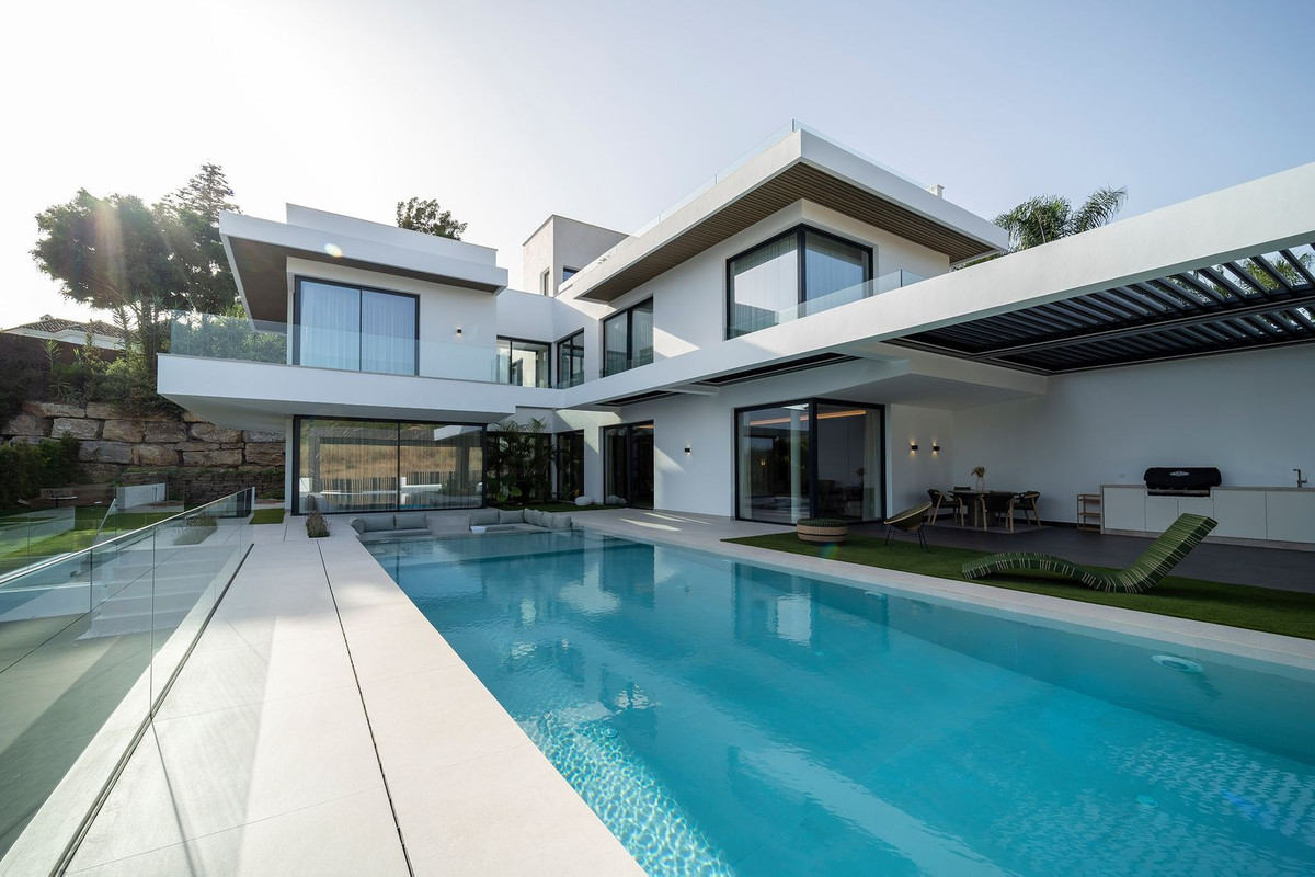 6 Bedroom Villa for Sale in El Paraiso