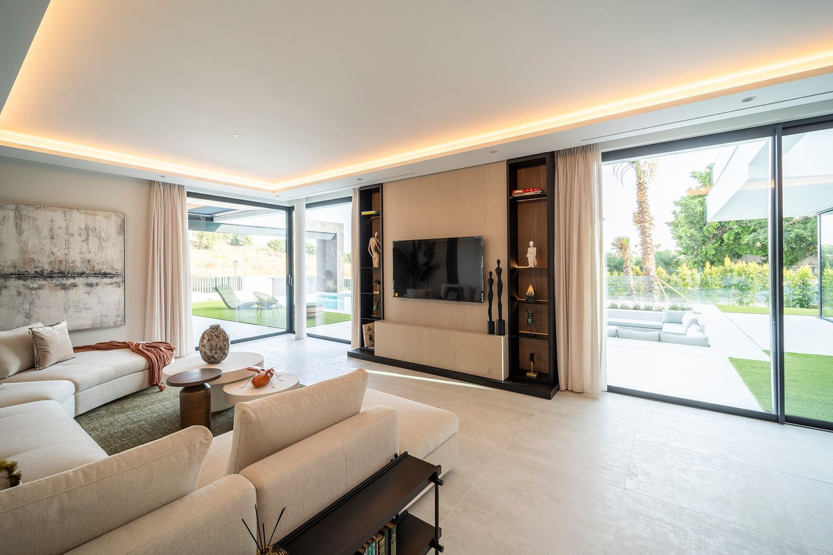 6 Bedroom Villa for Sale in El Paraiso — 2