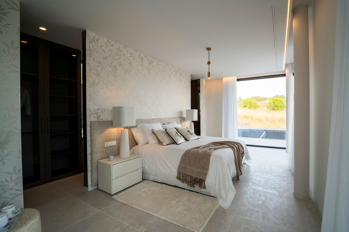 6 Bedroom Villa for Sale in El Paraiso — 3