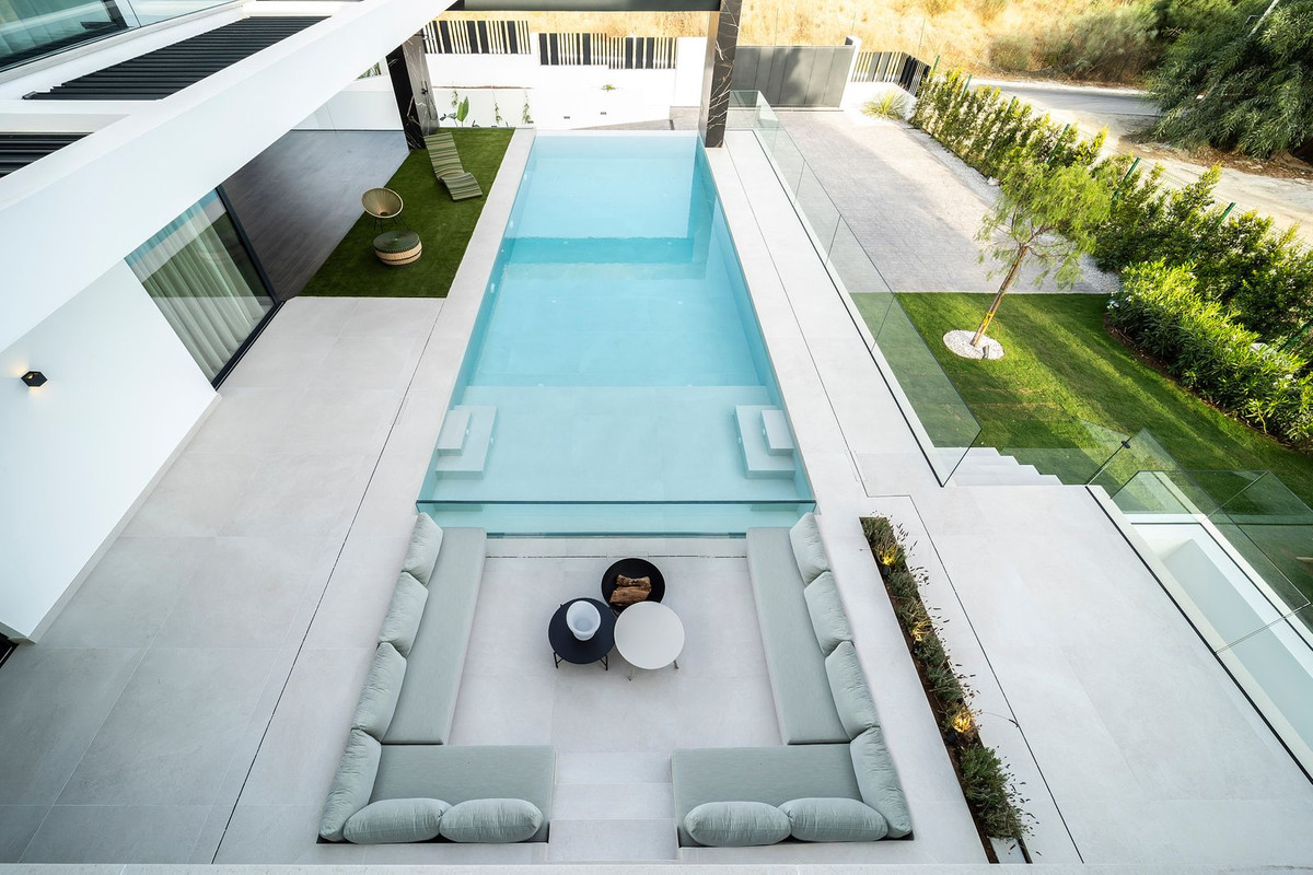 6 Bedroom Villa for Sale in El Paraiso — 4