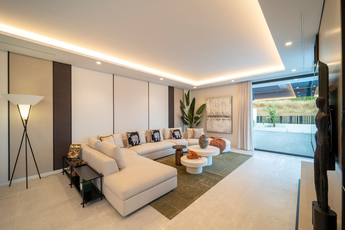 6 Bedroom Villa for Sale in El Paraiso — 5