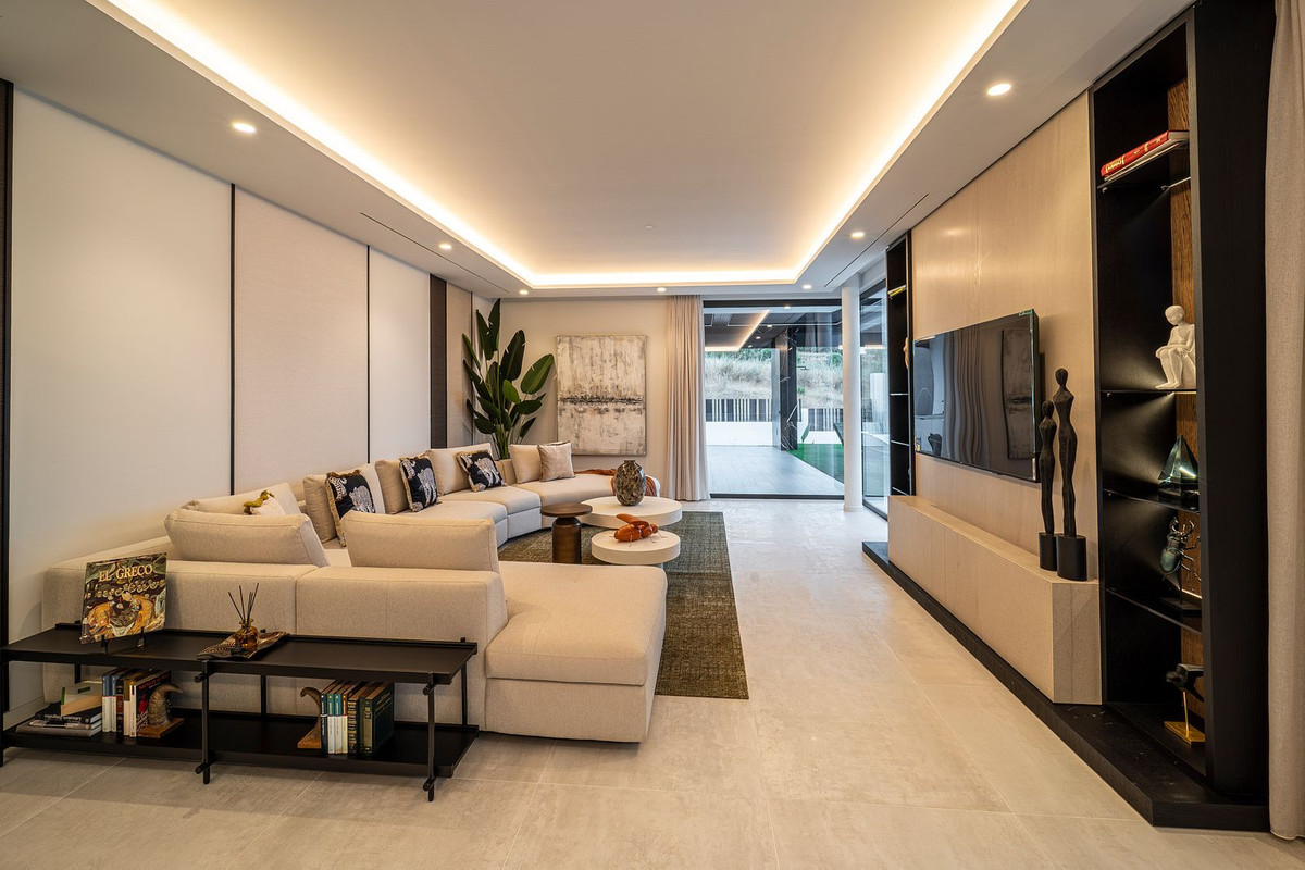 6 Bedroom Villa for Sale in El Paraiso — 7
