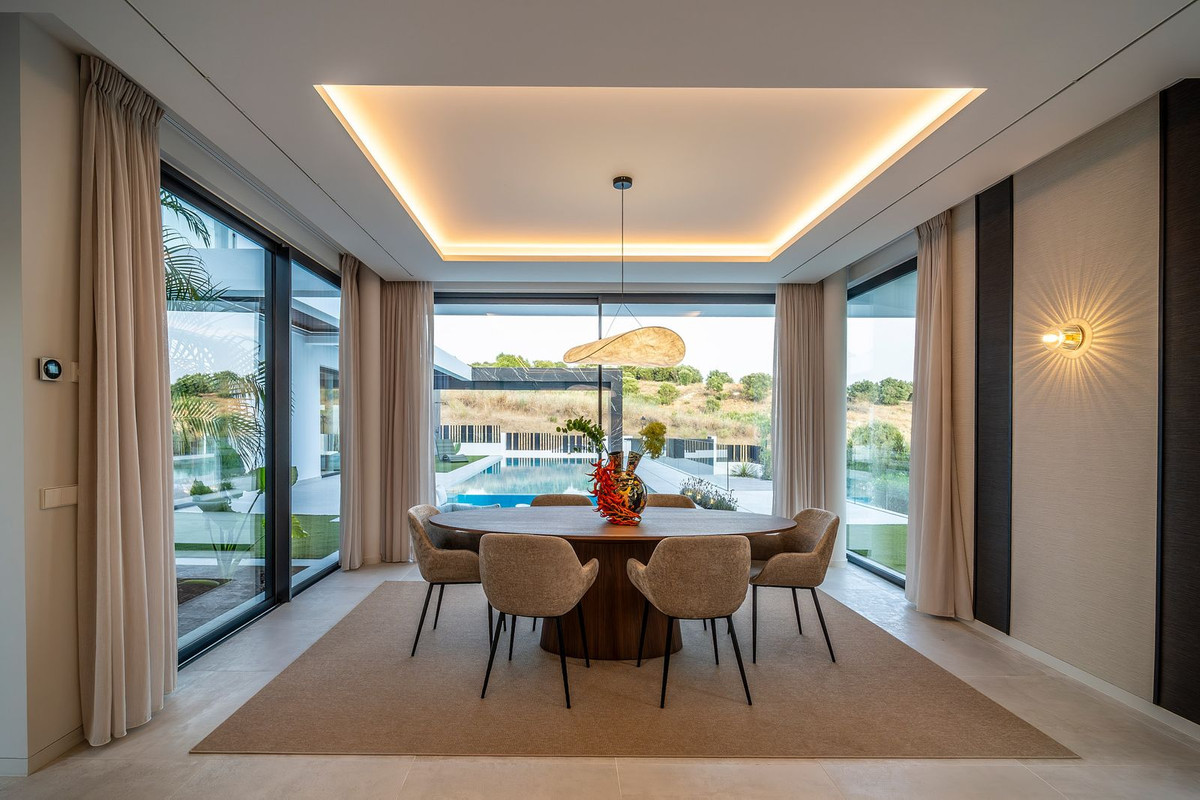 6 Bedroom Villa for Sale in El Paraiso — 8