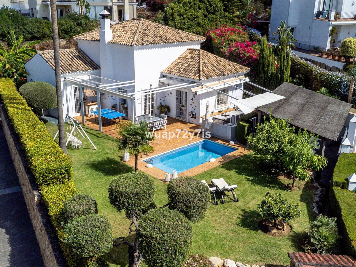 4 Bedroom Villa for Sale in Istán — 2