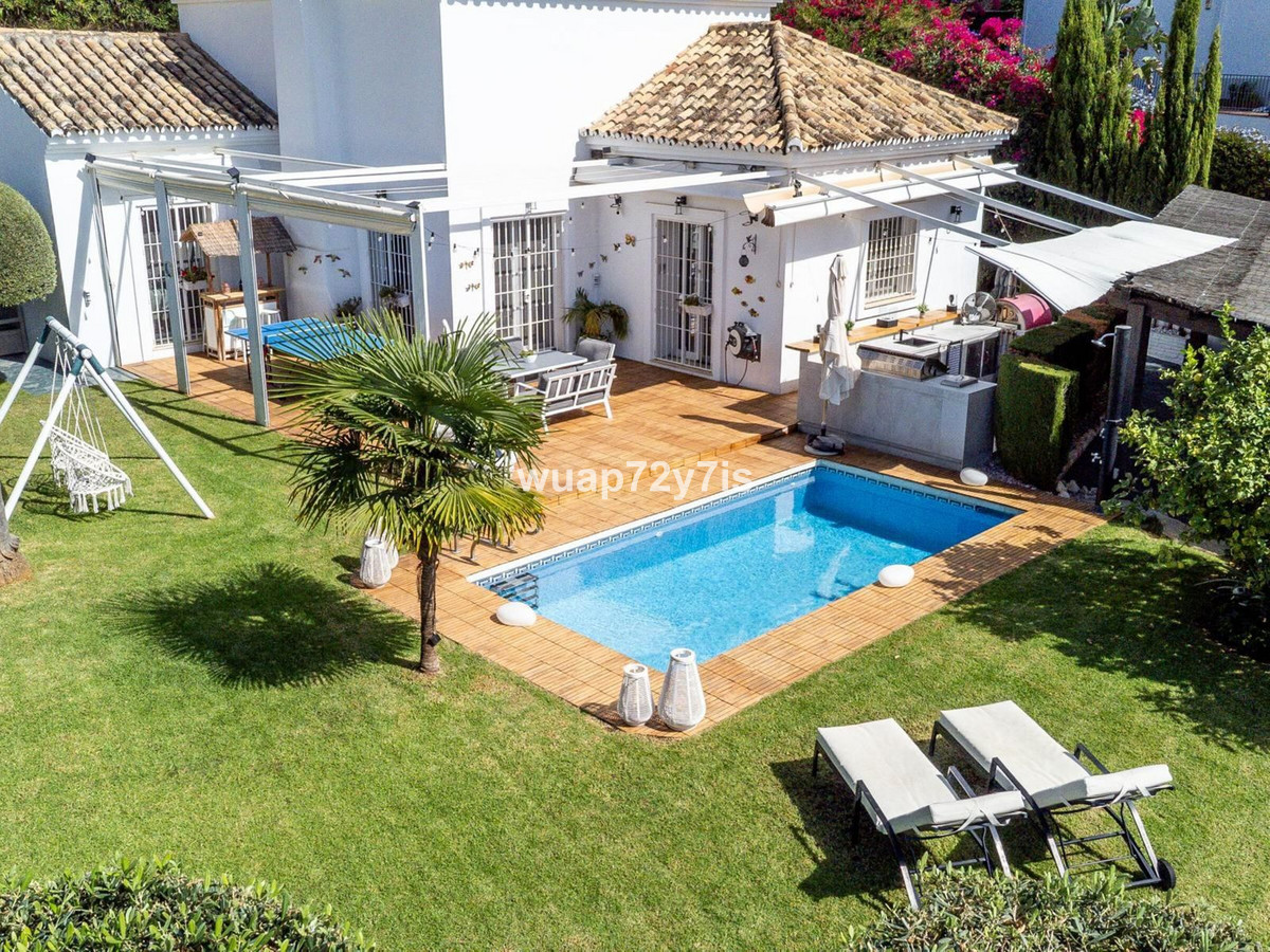 4 Bedroom Villa for Sale in Istán — 4