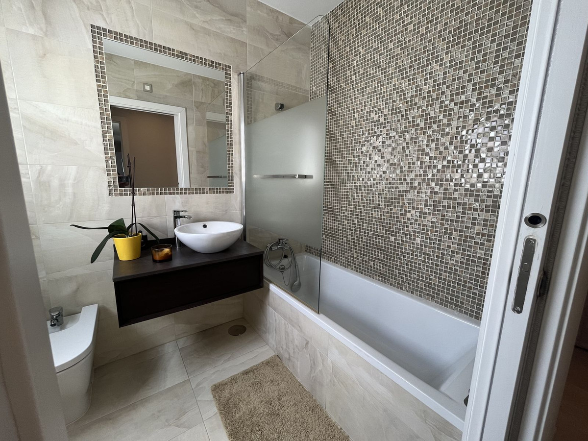 3 Bedroom Apartment for Sale in Estepona — 8