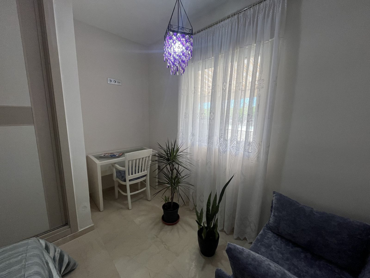 3 Bedroom Apartment for Sale in Estepona — view 10