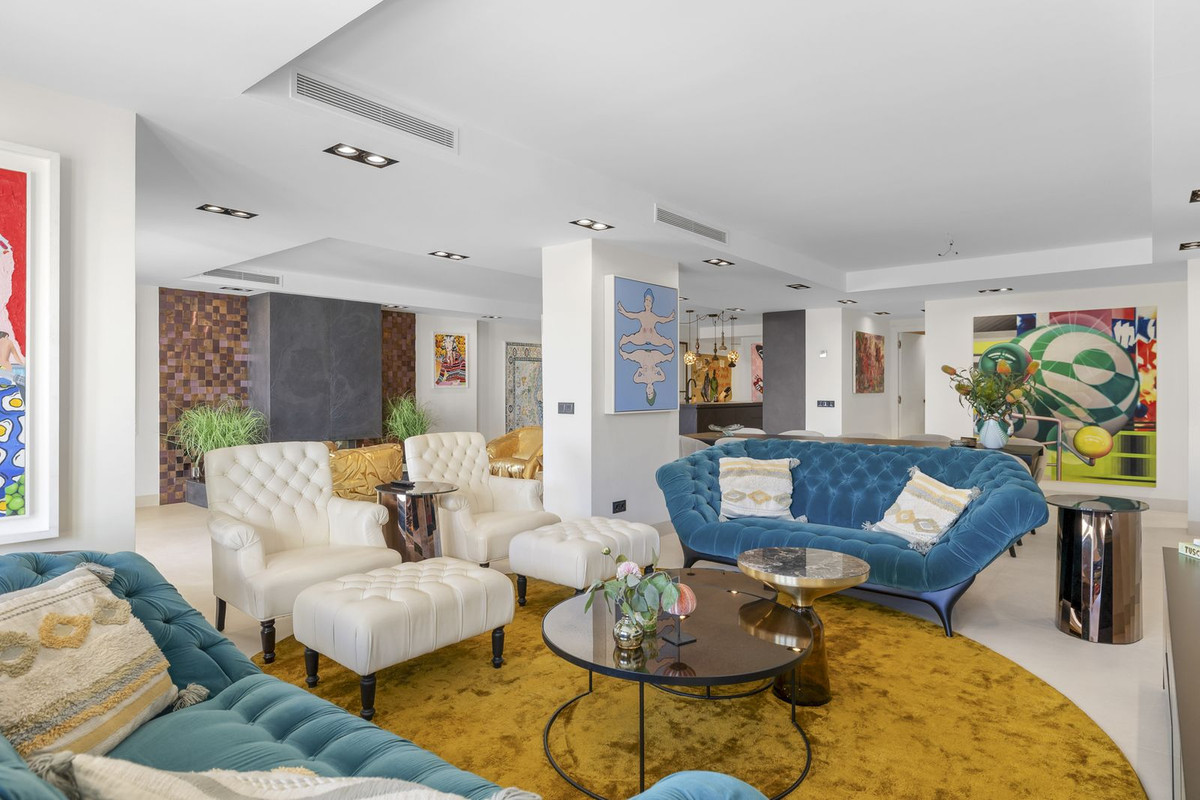 4 Bedroom Apartment for Sale in Puerto Banús — 2