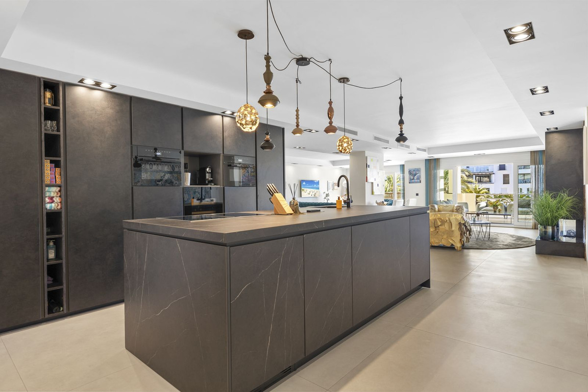 4 Bedroom Apartment for Sale in Puerto Banús — 3
