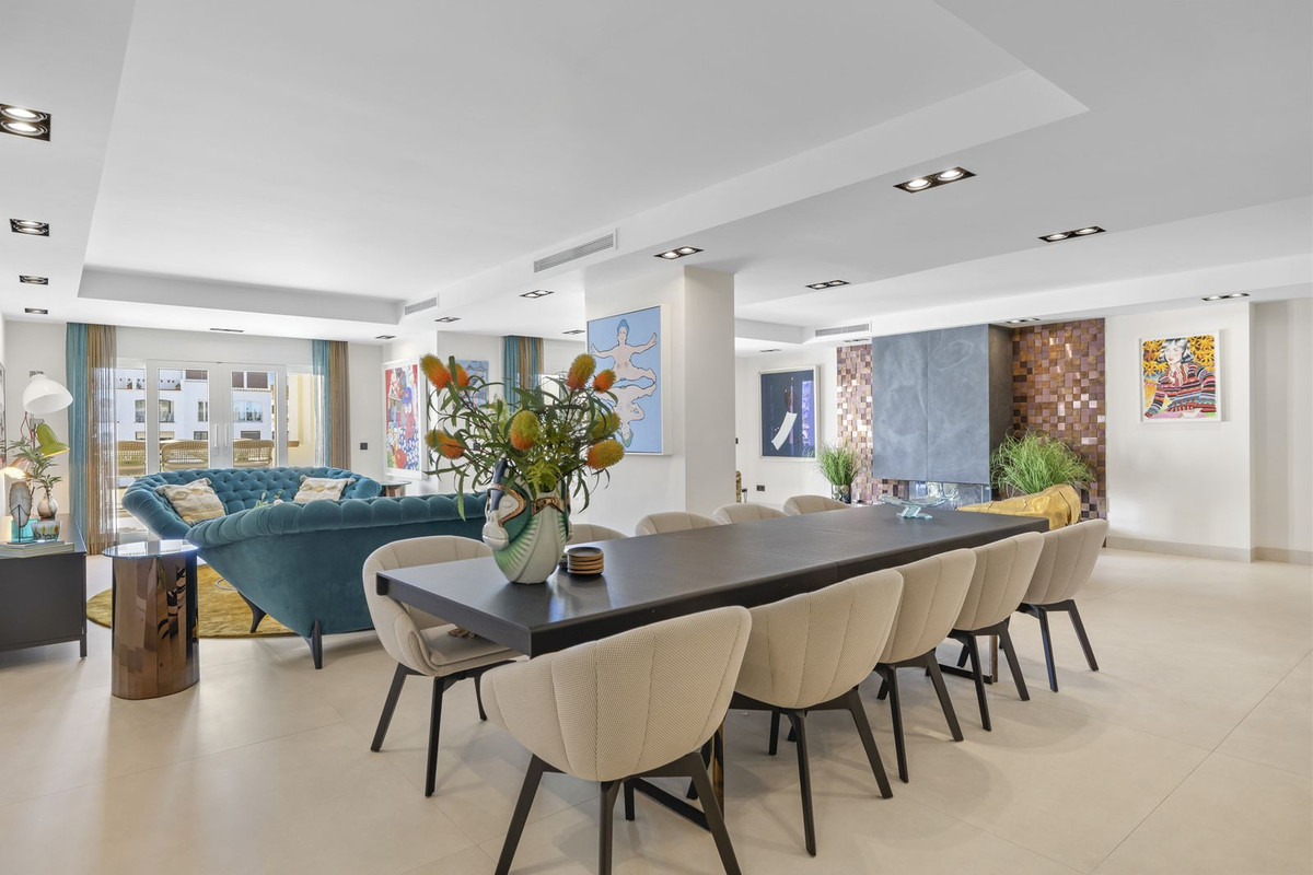4 Bedroom Apartment for Sale in Puerto Banús — 4