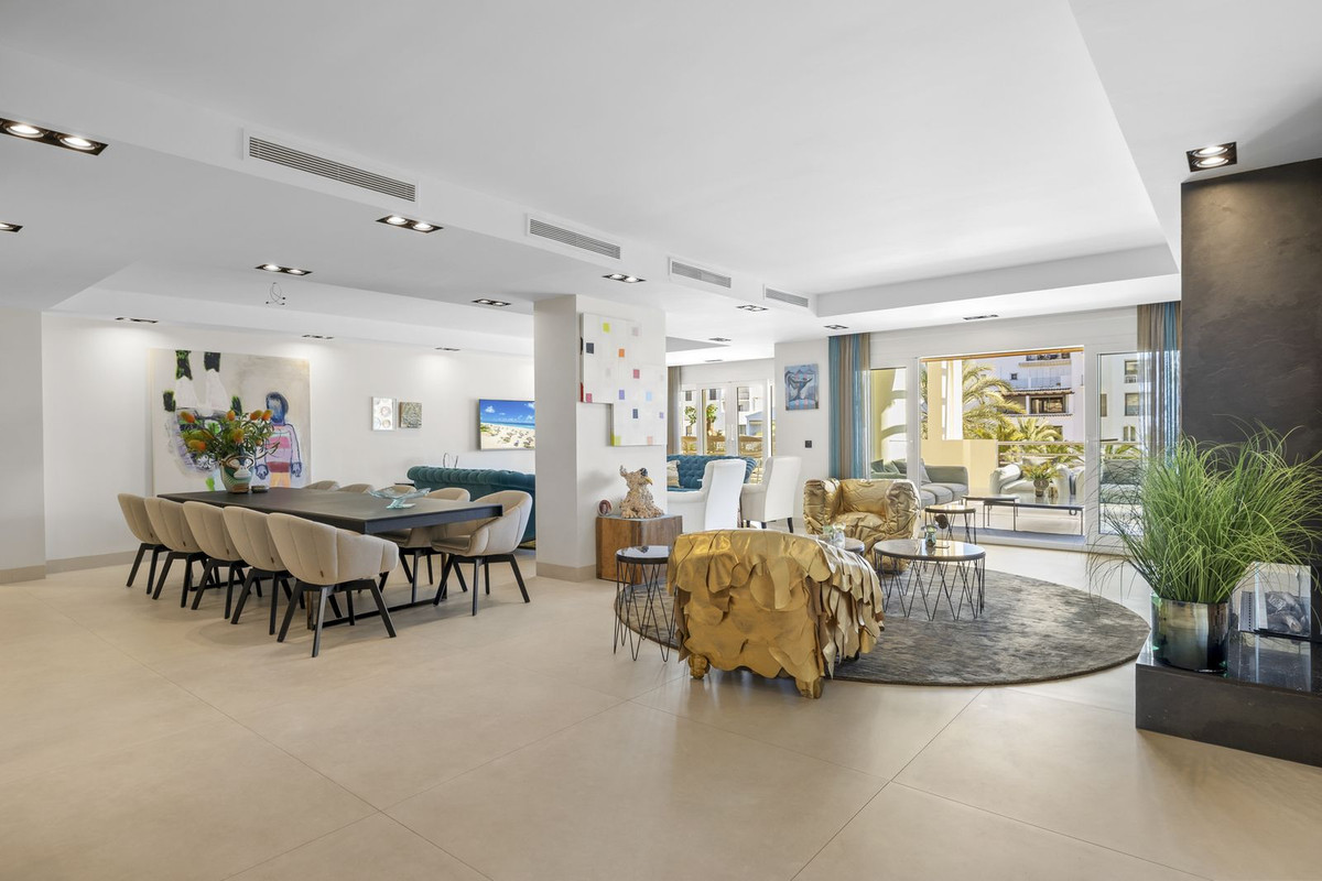 4 Bedroom Apartment for Sale in Puerto Banús — 8